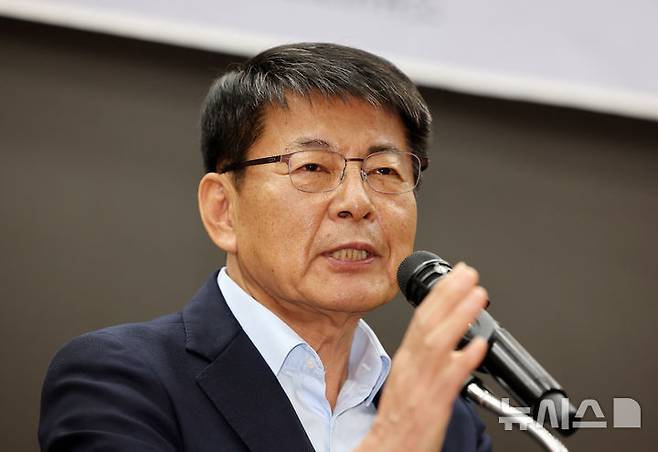 [서울=뉴시스] 김명년 기자 = 서삼석 더불어민주당 의원이 5일 오전 서울 여의도 국회 의원회관에서 열린 '2025 탄소중립 흙살리기 운동본부 성과 보고 및 위촉식'에서 인사말하고 있다. 2025.08.05. kmn@newsis.com