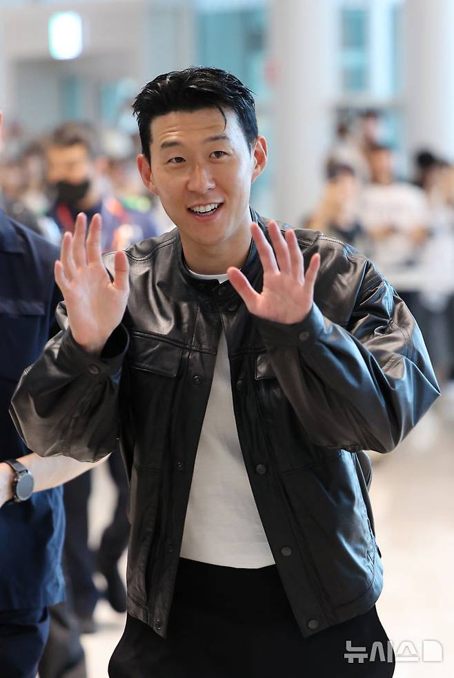 [인천공항=뉴시스] 배훈식 기자 = 토트넘을 떠나 미국 MLS로 이적이 확실시 되는 손흥민이 5일 오후 인천국제공항에서 미국 LA로 출국하며 팬들에게 손을 흔들고 있다. 2025.08.05. dahora83@newsis.com