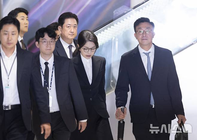 [서울=뉴시스] 김근수 기자 = 도이치모터스 주가조작 연루 의혹 등을 받는 김건희 여사가 6일 서울 종로구 김건희 특검팀(특별검사 민중기) 사무실에서 피의자 신분으로 조사를 마친 뒤 밖으로 나서고 있다. 2025.08.06. ks@newsis.com