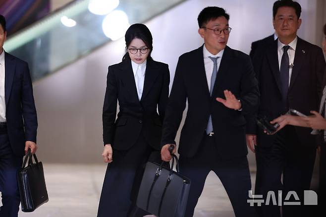 [서울=뉴시스] 김근수 기자 = 도이치모터스 주가조작 연루 의혹 등을 받는 김건희 여사가 6일 서울 종로구 김건희 특검팀(특별검사 민중기) 사무실에서 피의자 신분으로 조사를 마친 뒤 밖으로 나서고 있다. 2025.08.06. ks@newsis.com
