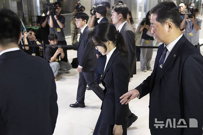 [서울=뉴시스] 김근수 기자 = 도이치모터스 주가조작 연루 의혹 등을 받는 김건희 여사가 6일 서울 종로구 김건희 특검팀(특별검사 민중기) 사무실에서 피의자 신분으로 조사를 마친 뒤 밖으로 나서고 있다. 2025.08.06. ks@newsis.com