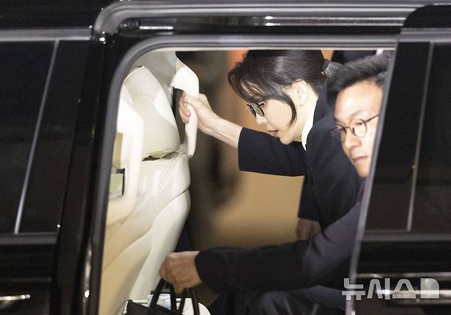 [서울=뉴시스] 김근수 기자 = 도이치모터스 주가조작 연루 의혹 등을 받는 김건희 여사가 6일 서울 종로구 김건희 특검팀(특별검사 민중기) 사무실에서 피의자 신분으로 조사를 마친 뒤 밖으로 나서고 있다. 2025.08.06. ks@newsis.com