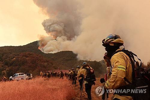 지난 4일 캘리포니아에서 산불 진압에 나선 소방관들 [로이터=연합뉴스 자료사진 제공]