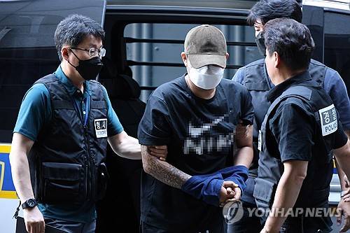 체포돼 경찰서로 들어서는 대전 교제살인 피의자 (대전=연합뉴스) 강수환 기자 = 5일 오전 대전 교제살인 사건 피의자 A(20대)씨가 입원 중이던 병원에서 퇴원하면서 경찰에 체포돼 대전서부경찰서로 들어서고 있다. 2025.8.5 swan@yna.co.kr