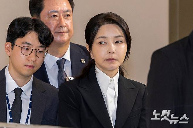 윤석열 전 대통령의 부인 김건희 씨가 6일 오전 서울 종로구 KT 광화문빌딩 웨스트에 마련된 민중기 특별검사 사무실로 출석하고 있다. 사진공동취재단