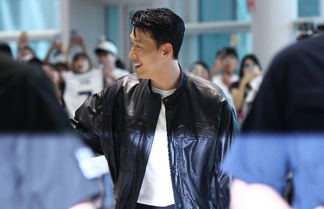 토트넘과의 결별 소식을 전한 손흥민이 5일 인천 영종도 인천국제공항 2터미널 출국장으로 향하고 있다. 손흥민은 미국프로축구(MLS) 로스앤젤레스FC(LAFC) 입단이 유력한 것으로 알려졌다. 연합뉴스