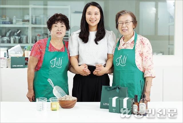 강민서 링크앤라이프 릴리 대표(가운데)는 충남 천안 남산마을 할머니들과 함께 향기제품을 만든다. 천안=김원철 프리랜서 기자, 링크앤라이프 릴리