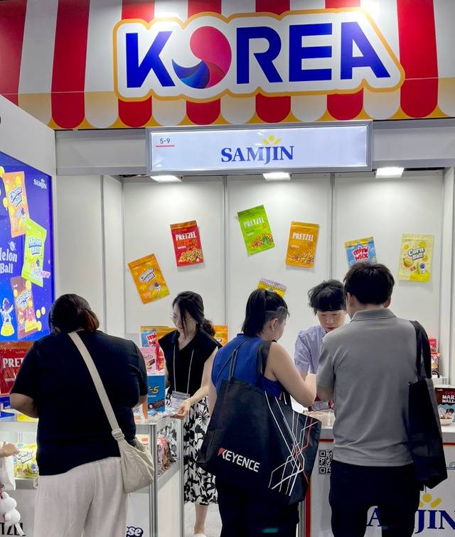 ‘2025 일본 국제식품박람회(JFEX·제이펙스)’ 내 우리 기업 ‘삼진씨앤에프’ 부스에서 케이(K)- 과자를 현지 관람객에게 소개하고 있다.