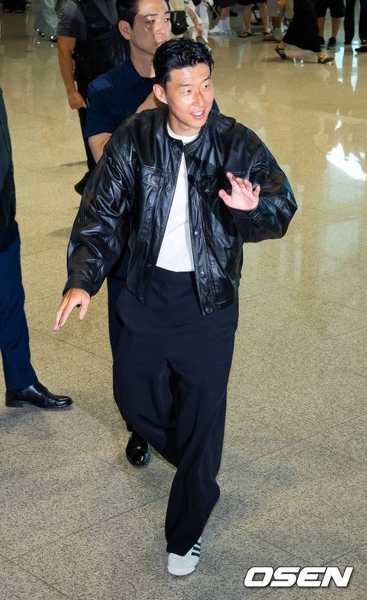 [OSEN=인천공항, 민경훈 기자] 토트넘과 결별을 택한 손흥민이 LAFC 이적을 위해 5일 오후 미국 로스앤젤레스로 출국했다.손흥민은 현지 도착과 동시에 메디컬 테스트와 계약서 서명 그리고 공식 발표까지 이어질 것으로 보인다.손흥민이 출국장으로 향하며 팬들에게 인사를 하고 있다. 2025.08.05 / rumi@osen.co.kr