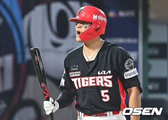 [OSEN=부산, 이석우 기자] 5일 부산 사직야구장에서 2025 신한 SOL 뱅크 KBO 리그 롯데 자이언츠와 KIA 타이거즈의 경기가 열렸다. 홈팀 롯데는 감보아가, 방문팀 KIA는 네일이 선발 출전했다.KIA 타이거즈 김도영이 4회초 삼진 아웃당하고 놀라고 있다. 2025.08.05 / foto0307@osen.co.kr