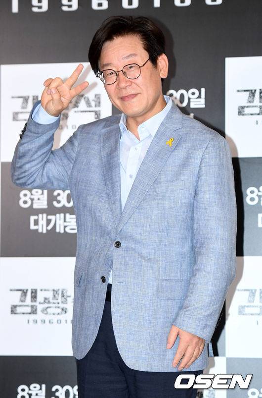 [OSEN=최규한 기자] 이재명 성남시장이 16일 오후 서울 자양동 롯데시네마 건대입구에서 열린 영화 '김광석'(감독 이상호) VIP시사회에 참석해 포즈를 취하고 있다. /dreamer@osen.co.kr