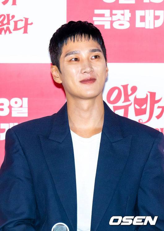 [OSEN=박준형 기자] 6일 오후 서울 용산아이파크몰 내 용산 CGV에서 영화 ‘악마가 이사왔다’ 언론시사회가 진행됐다.‘악마가 이사왔다’ 는 새벽마다 악마로 깨어나는 선지(임윤아)를 감시하는 기상천외한 아르바이트에 휘말린 청년 백수 길구(안보현)의 고군분투를 담은 악마 들린 코미디.&nbsp; 배우 안보현이 질문을 듣고 있다  2025.08.06 / soul1014@osen.co.kr
