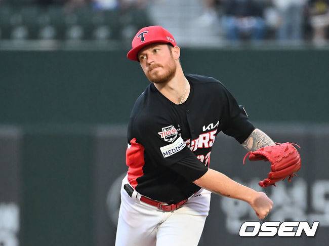 [OSEN=부산, 이석우 기자] 6일 부산 사직야구장에서 2025 신한 SOL 뱅크 KBO 리그 롯데 자이언츠와 KIA 타이거즈의 경기가 열렸다. 홈팀 롯데는 데이비슨이, 방문팀 KIA는 올러가 선발 출전했다.KIA 타이거즈 선발 투수 올러가 역투하고 있다. 2025.08.06 / foto0307@osen.co.kr