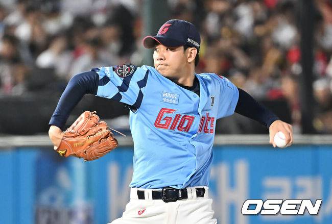 [OSEN=부산, 이석우 기자] 6일 부산 사직야구장에서 2025 신한 SOL 뱅크 KBO 리그 롯데 자이언츠와 KIA 타이거즈의 경기가 열렸다. 홈팀 롯데는 데이비슨이, 방문팀 KIA는 올러가 선발 출전했다.롯데 자이언츠 홍민기가 역투하고 있다. 2025.08.06 / foto0307@osen.co.kr