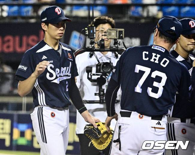 [OSEN=잠실, 조은정 기자]프로야구 두산 베어스가 LG 트윈스의 8연승을 저지했다. LG는 하루만에 다시 1위 자리를 내줄 처지다.&nbsp;두산은&nbsp;6일&nbsp;서울 잠실구장에서 열린 2025 KBO리그&nbsp;LG와 경기에서 10-8로 승리했다.&nbsp;양의지의 만루 홈런, 케이브의 투런 홈런, 김민석의 시즌 마수걸이 홈런이 터지면서 대포 싸움으로 승리했다.&nbsp;두산 선발 콜어빈은 6이닝 동안 6피안타 2볼넷 2탈삼진 3실점(비자책)을 기록했다.두산 김민석이 조성환 감독과 승리를 기뻐하고 있다. 2025.08.06 /cej@osen.co.kr
