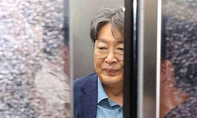 차명 계좌 주식 거래 의혹'을 받고 있는 이춘석 국회 법제사법위원장이 5일 서울 여의도 국회에서 취재진의 질문을 피해 엘리베이터로 이동하고 있다. 뉴시스