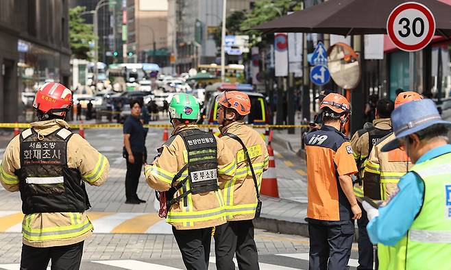 지난 5일 서울 중구 명동 신세계백화점 본점에 폭발물을 설치했다는 협박 글이 인터넷 커뮤니티에 올라와 소방 대원들이 출동해 있다. 연합뉴스