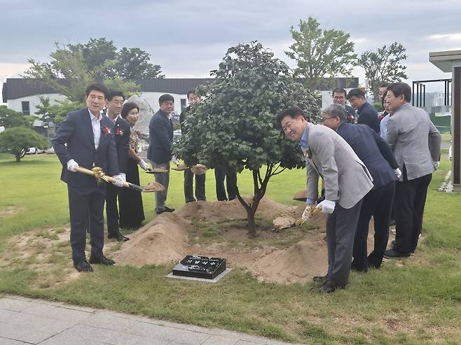 6일 오후 포항 구룡포과메기문화관 광장에서 '광복 80주년 기념 제주-경북 해양문화협력 및 교류행사'에서 동백나무 증정 및 기념식수 행사가 열리고 있다.