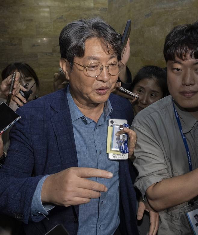 이춘석 의원이 5일 국회 본회의에 참석한 뒤 본청 로텐더홀을 빠져나가면서 취재진에게 주식 차명거래 의혹 관련 질문을 받는 모습. 연합뉴스