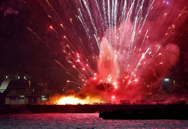 4일 일본 가나가와현 요코하마시  미나토미라이 지역 불꽃축제 중 오발로 추정되는 사고가 발생, 발사선박에 불이 붙고 있다. 2025.8.4 요코하마 로이터 연합뉴스(쿄도 제공)