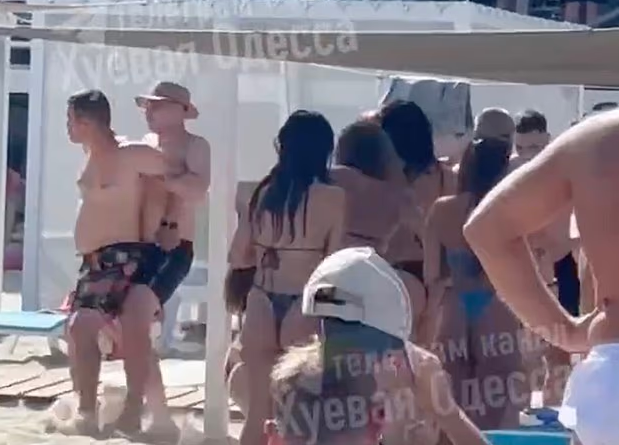 최근 우크라이나 항구도시 오데사 해변에서 비키니를 입은 여성들이 러시아 음악이 흘러나오자 집단으로 몸싸움을 벌였다. 텔레그램 캡처