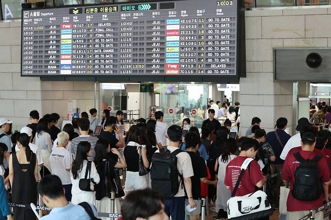 여름 휴가철이 시작된 지난달 25일 서울 김포공항이 여행객으로 북적이고 있다. 연합뉴스