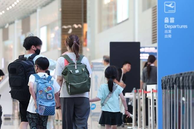 본격적인 여름 휴가철이 시작된 지난 24일 인천국제공항 제2여객터미널 출국장이 여행객들로 붐비고 있다. 뉴시스