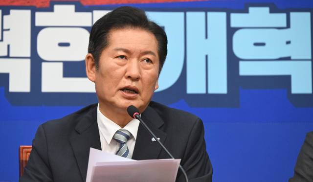 정청래 더불어민주당 대표가 4일 서울 여의도 국회에서 열린 최고위원회의에 참석해 현안에 관해 발언하고 있다. 오승현 기자