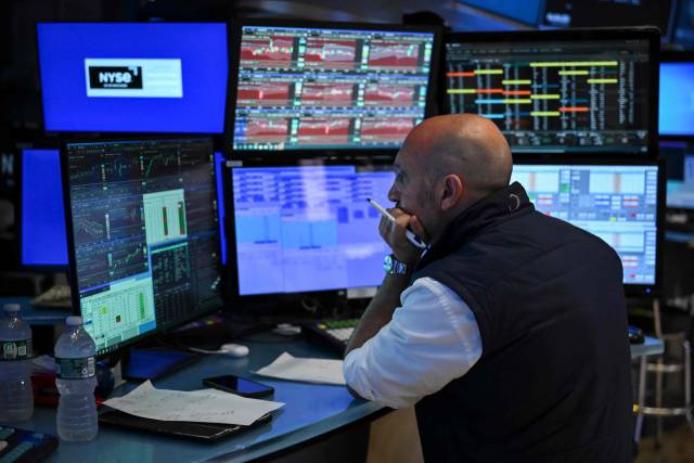 한 주식거래중개인이 4일(현지 시간) 미국 뉴욕증권거래소(NYSE)에서 모니터를 바라보고 있따. AFP연합뉴스