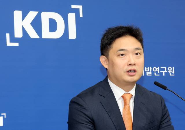 김미루 한국개발연구원(KDI) 거시·금융정책연구부 연구위원이 5일 정부세종청사에서 KDI FOCUS 인구구조 변화가 가계부채에 미치는 영향에 관해 설명하고 있다. 연합뉴스