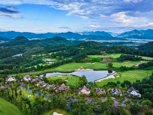 블루원 상주의 알파인 스타일 리조트와 골프 코스.