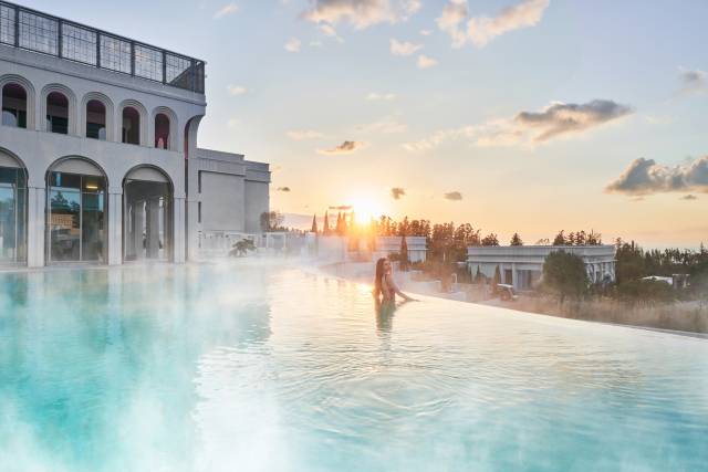 유럽 감성을 담은 더 시에나리조트의 인피니티 야외 온수풀.