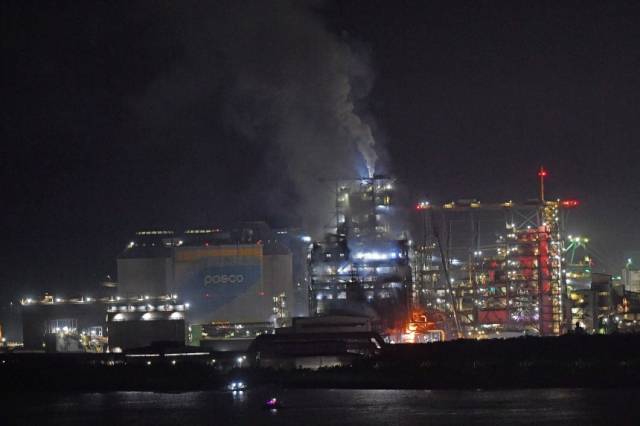 지난해 11월 24일 밤 포스코 포항제철소 파이넥스 3공장에서 화재가 발생한 모습. 뉴스1
