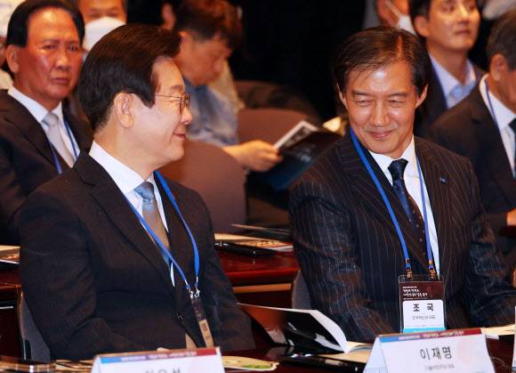 지난해 8월 당시 더불어민주당 당 대표였던 이재명 대통령과 조국 조국혁신당 대표가서울 중구 프레스센터에서 열린 김대중 탄생 100주년 포럼에서 함께 미소짓고 있다.