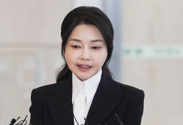 윤석열 전 대통령 부인 김건희 여사가 6일 서울 종로구 KT광화문빌딩 웨스트에 마련된 민중기 특별검사팀에 피의자 신분으로 첫 출석하며 발언하고 있다. 연합뉴스