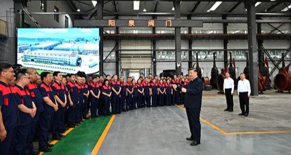 시진핑 중국공산당 총서기가 7월 7일 산시(山西)성 양취안(陽泉)에 있는 밸브 업체를 방문해 생산 작업장과 제품 전시실을 둘러본 뒤 현장 노동자들과 이야기를 나누고 있다. 신화통신&nbsp;