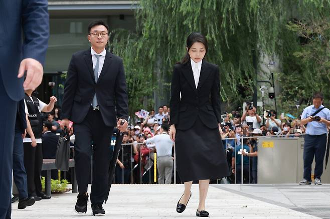 윤석열 전 대통령 배우자 김건희 여사가 8월6일 서울 종로구 KT광화문빌딩 웨스트에 마련된 민중기 특별검사팀 사무실에 피의자 신분으로 출석하고 있다. 전·현직 대통령 부인이 수사기관에 피의자로 공개 출석하는 것은 헌정사상 처음이다. ⓒ 연합뉴스