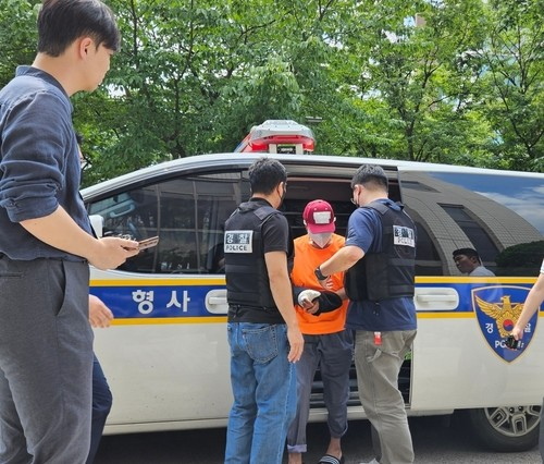 서울 구로구 가리봉동에서 함께 살던 50대 여성을 살해한 60대 중국 국적 김아무개씨가 6일 구속송치 됐다. ⓒ연합뉴스