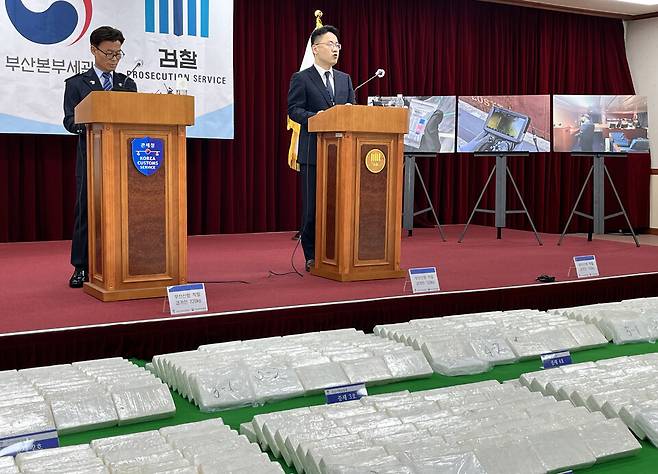 앞서 부산신항에 입항한 선박의 컨테이너서 600㎏ 분량의 코카인이 적발 및 압수된 사건과 관련해 6일 오전 부산지방검찰청 대회의실에서 브리핑이 진행 중이다. 이는 부산항 역대 최대 규모 마약류 적발 사례이자, 국내 전체에선 역대 두 번째 규모다. ⓒ연합뉴스