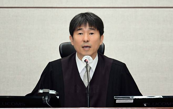 지귀연 부장판사가 지난 4월21일 서울 서초구 서울중앙지법 417호 법정에서 열린 윤석열 전 대통령의 내란 우두머리 혐의 재판을 하기 전 언론 공개에 대한 발언을 하고 있다. ⓒ사진공동취재단