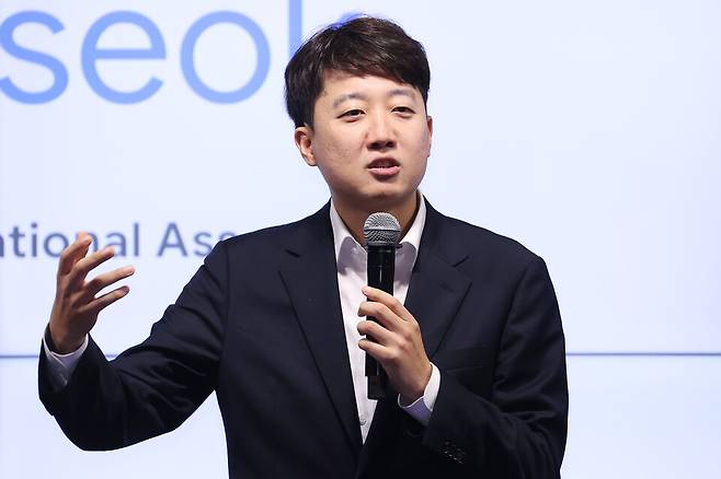 이준석 개혁신당 대표가 6일 오전 서울 강남구 구글스타트업캠펴스에서 열린 '구글 제미나이 API 스프린트'에서 축사를 하고 있다. ⓒ연합뉴스