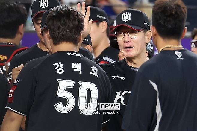 ▲ 이강철 감독 강백호 ⓒ곽혜미 기자