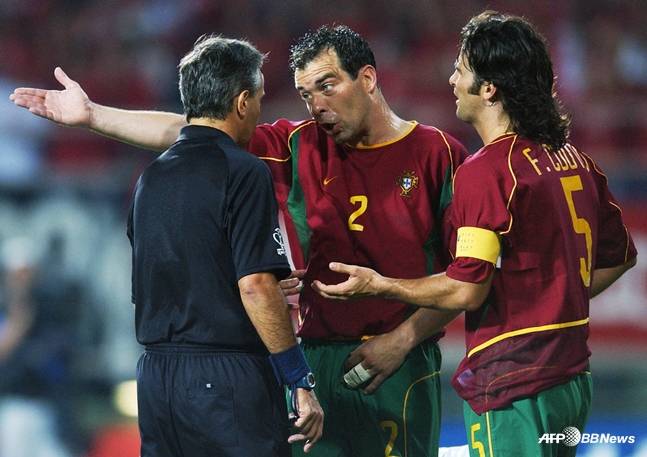 한국전에서 항의하던 조르제 코스타(가운데). /AFPBBNews=뉴스1