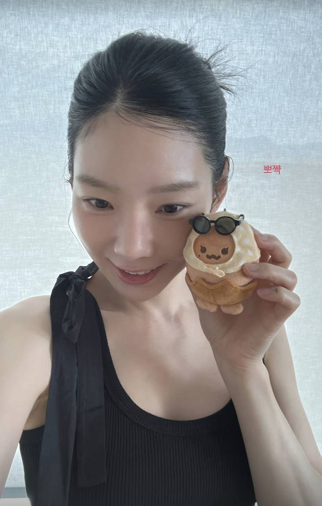 태연, 인형과 똑닮은 비주얼..올빽머리 계란형 얼굴 자랑[스타IN★]