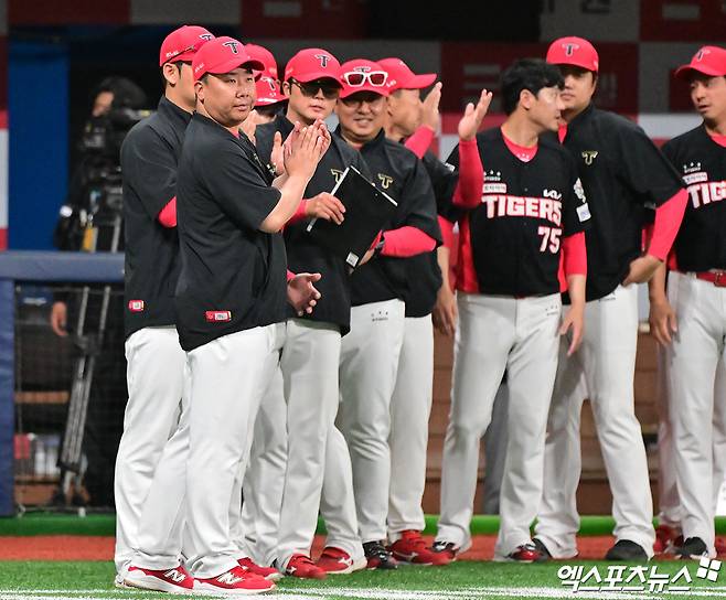 이범호 감독이 이끄는 KIA 타이거즈가 5일 부산 사직야구장에서 열린 2025 신한 SOL Bank KBO리그 롯데 자이언츠와의 팀 간 13차전에서 2-0으로 승리, 3연승을 질주했다. 사진 엑스포츠뉴스 DB