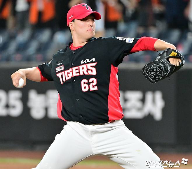 KIA 타이거즈 클로저 정해영이 5일 부산 사직야구장에서 열린 2025 신한 SOL Bank KBO리그 롯데 자이언츠와의 팀 간 13차전에서 오른쪽 팔꿈치 근육 뭉침 증세로 휴식을 취했다. 사진 엑스포츠뉴스 DB