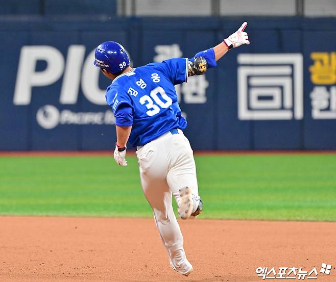 삼성 라이온즈 김영웅이 올해 정규시즌 경기에서 홈런을 친 뒤 세리머니하고 있다. 엑스포츠뉴스 DB