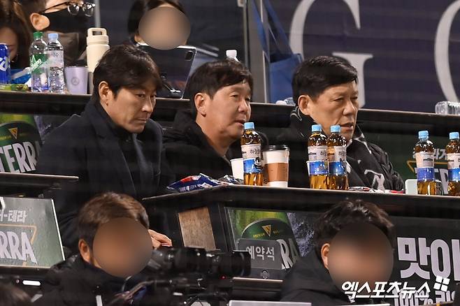 28일 오후 서울 송파구 잠실야구장에서 열린 '2025 신한 SOL Bank KBO리그' 삼성 라이온즈와 두산 베어스의 경기, WBC 수석코치 강인권, 감독 류지현, 허구연 총재가 경기를 관람하고 있다. 엑스포츠뉴스 DB