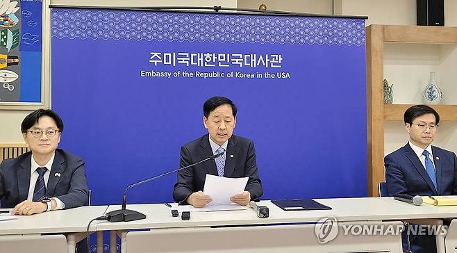 한국 무역협상단, 워싱턴 현지 기자회견 (워싱턴=연합뉴스) 조준형 기자 = 구윤철 부총리 겸 기획재정부 장관(가운데), 김정관 산업통상자원부 장관(왼쪽), 여한구 통상교섭본부장이 30일(현지시간) 미국 워싱턴DC 주미한국대사관에서 한미 무역협상 타결과 관련해 기자회견을 하고 있다.  2025.7.31 jhcho@yna.co.kr