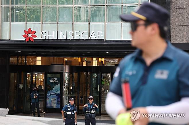 명동 신세계백화점에 폭파 협박글 (서울=연합뉴스) 윤동진 기자 = 5일 서울 중구 명동 신세계백화점 본점에 폭발물을 설치했다는 협박 글이 인터넷 커뮤니티에 올라와 출동한 경찰이 주변을 통제하고 있다. 2025.8.5 mon@yna.co.kr